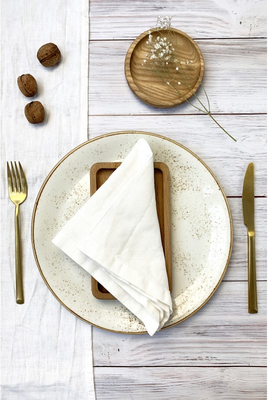 Linen napkins in White