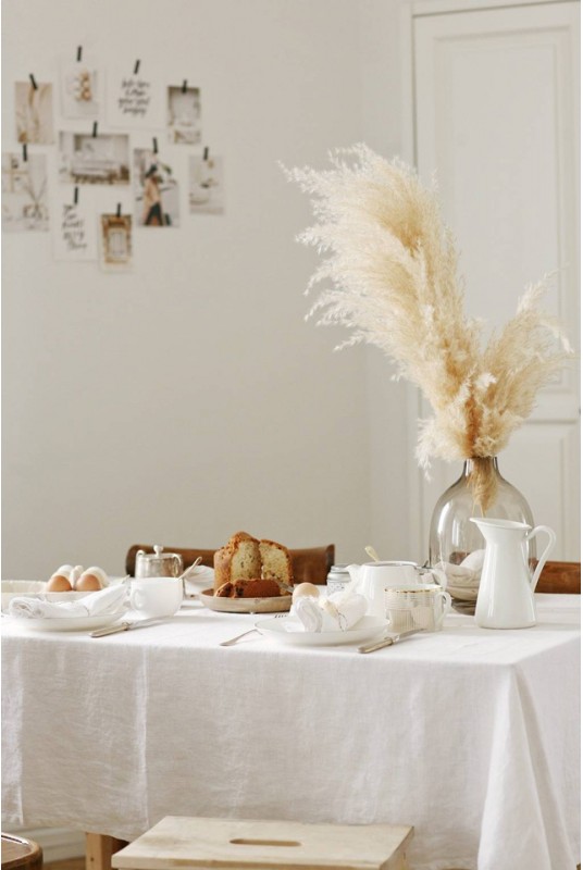 Linen tablecloth in White