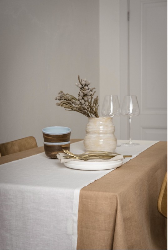 Linen table runner in White